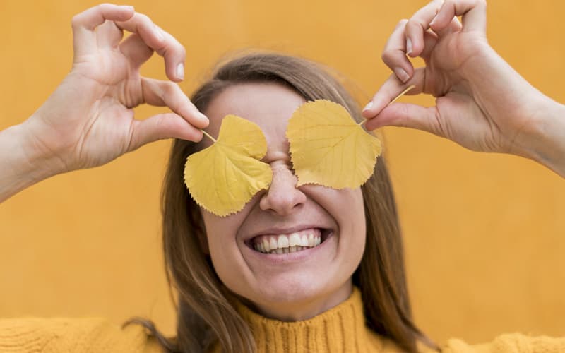 persona en proceso de bienestar emocional y autoconocimiento