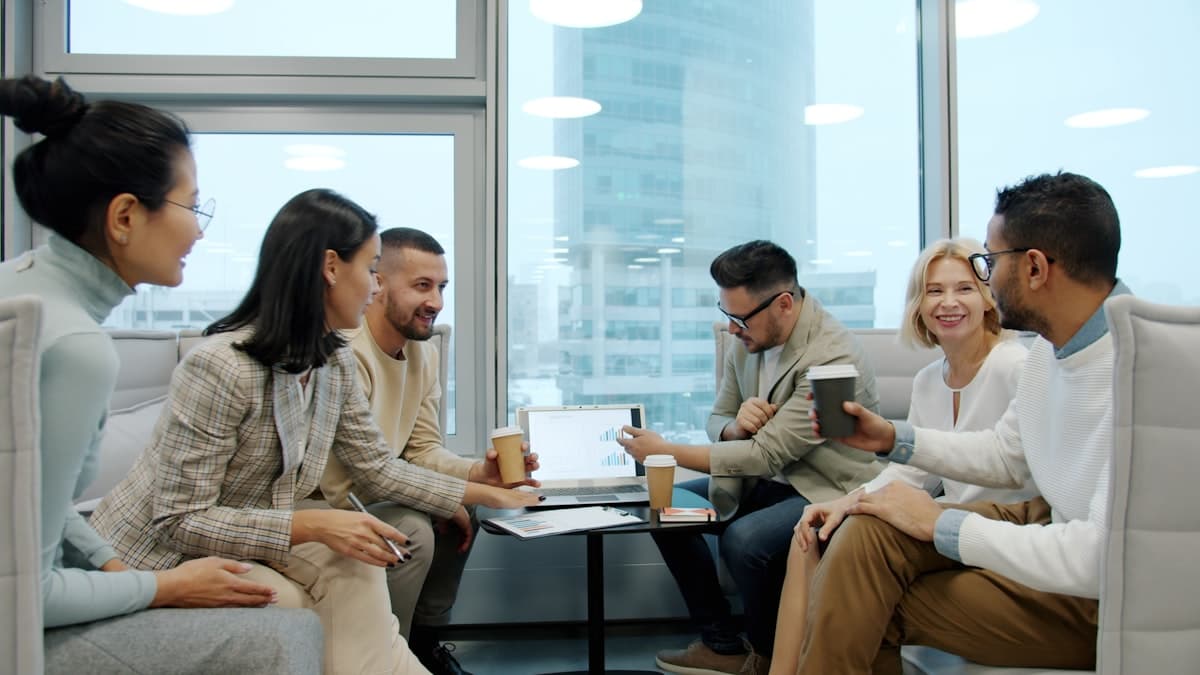 Bienestar emocional en equipos de trabajo equipo diverso en una reunión de bienestar corporativo