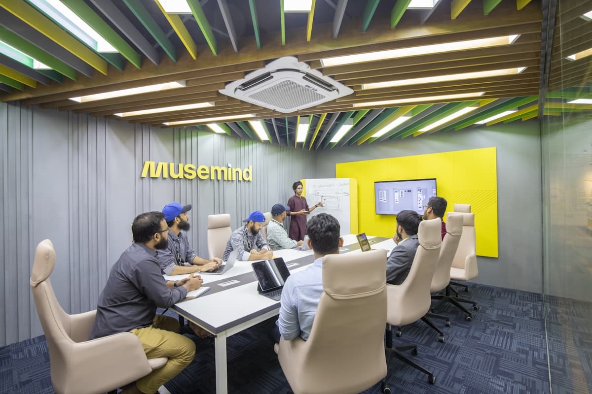 Acompañamiento humano en equipos equipo trabajando junto a una mesa en un proceso de acompañamiento