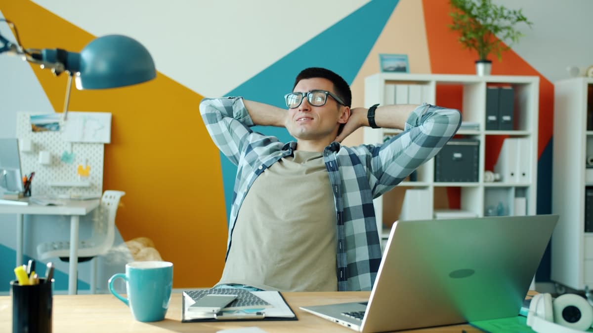 Regulación emocional en el día a día laboral colaborador tomando un momento de calma en su espacio de trabajo